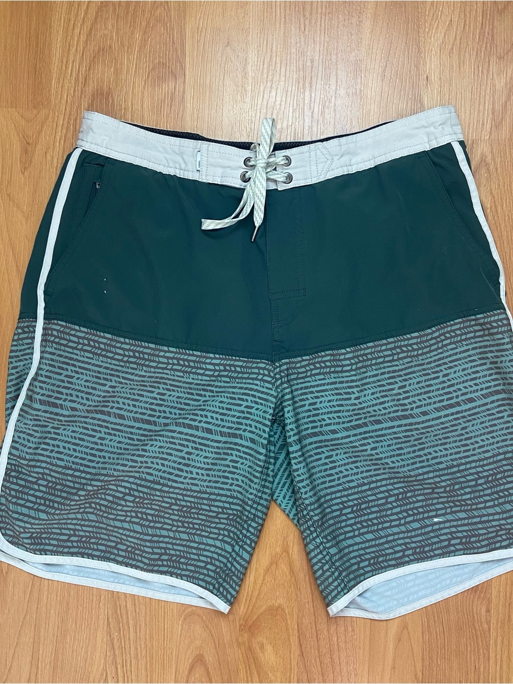 Vuori Logo Surfing Costal Outdoor Board Shorts Men’s 32